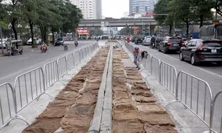 Rào chắn thi công hầm chui Lê Văn Lương tại nút giao 10 làn xe