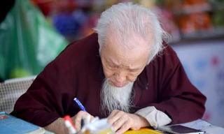 Xếp hàng chờ viết sớ ở Phủ Tây Hồ 