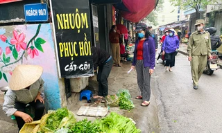 Đi chợ dân sinh Thủ đô ngày 'cách ly xã hội' phòng dịch COVID - 19