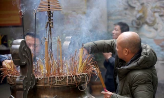 Nhiều người Hà Nội tranh thủ nghỉ trưa đi lễ 'Tứ trấn' ngày mùng 1 cuối cùng của năm