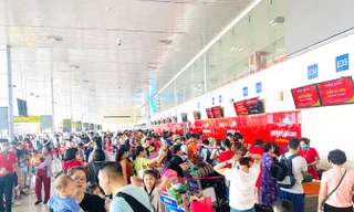 Biển người vật vã chờ đợi làm thủ tục ở sân bay Nội Bài trong mùa du lịch