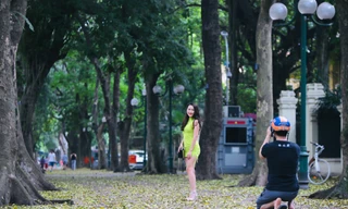 Người Hà Nội xuống phố chụp ảnh lá vàng rơi bất chấp giãn cách xã hội