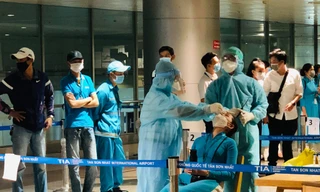 Xét nghiệm COVID-19 cho cán bộ dịch vụ mặt đất sân bay Tân Sơn Nhất ngày đầu đi làm