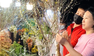 Nhộn nhịp chợ hoa đêm Quảng Bá ngày 30 Tết