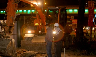 Công nhân trắng đêm thi công hầm chui- nút giao Lê Văn Lương