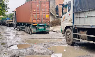 Hà Nội: Xe container trốn trạm thu phí QL5 cày nát đường phố Keo