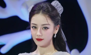 Nhan sắc Địch Lệ Nhiệt Ba gây trầm trồ