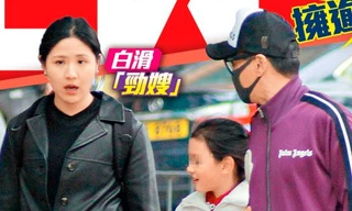 'Triển Chiêu' Hà Gia Kính lần đầu xuất hiện cùng vợ con 