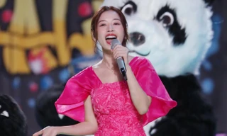 Chi Pu song ca cùng Huỳnh Hiểu Minh