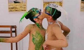 Điệu múa chim công của Dương Lệ Bình bị chỉ trích vì quá gợi dục