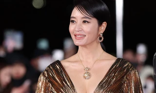 Không ai vượt qua được sự nóng bỏng của Kim Hye Soo dù ở tuổi 53