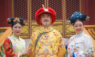 16 phụ nữ nghỉ hưu đóng 'Chân Hoàn truyện' gây sốt