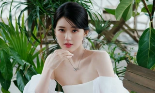 Triệu Lộ Tư ngồi bấm điện thoại, trợ lý quỳ gối cởi tất giúp