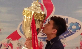 'Thiếu gia nghìn tỷ 'đi xe máy, tự xin việc