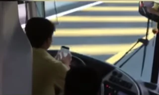 Lái xe vừa điều khiển xe trên cao tốc vừa xem điện thoại.