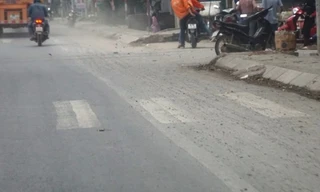 Công tác bảo trì bao gồm dọn vệ sinh mặt đường, sửa chữa, trám vá... nhưng nhiều tuyến vẫn chưa đạt yêu cầu (Ảnh chụp QL 1A, đoạn qua địa phận Thanh Hoá)