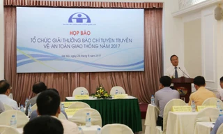 Phó Chủ tịch chuyên trách Ủy ban ATGT Quốc gia Khuất Việt Hùng phát biểu tại buổi họp báo