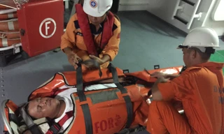 Thuyền viên tàu Trung Quốc được cứu hộ trên tàu Việt Nam