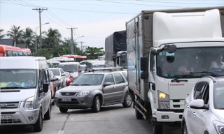 Ách tắc giao thông tại trạm thu phí Cai Lậy