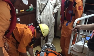 Cứu thuyền viên Trung Quốc gặp nạn trên Biển Đông