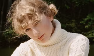 Nhờ album “folklore”, Taylor Swift là nghệ sĩ đầu tiên làm được điều này trong năm 2020
