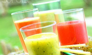 Có nên uống nhiều nước quả khi bị sốt?