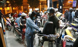 Giá xăng liên tục tăng khiến DN và người dân gặp khó khăn Ảnh: Hồng Vĩnh