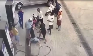 Người đàn ông bị đánh hội đồng dã man tại cây xăng 