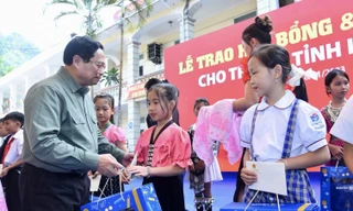 Thủ tướng Phạm Minh Chính thăm Trường Phổ thông Dân tộc bán trú Tiểu học Pa Tần