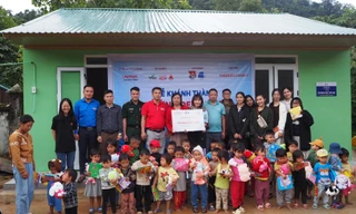 Món quà ý nghĩa cho học sinh dân tộc La Hủ ở Lai Châu