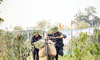 Đẩy xe đạp thồ, tải đạn tái hiện chiến thắng lịch sử hào hùng Điện Biên Phủ