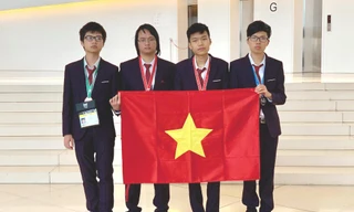 Bùi Hồng Đức (thứ 2 từ phải qua) cùng thành viên đội tuyển Olympic Tin học Quốc tế năm 2019. ẢNH: NVCC