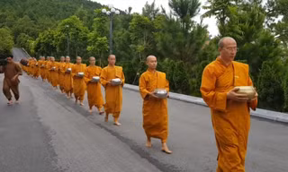Trụ trì chùa Ba Vàng và các nhà sư. Ảnh: NGUYÊN KHÁNH 