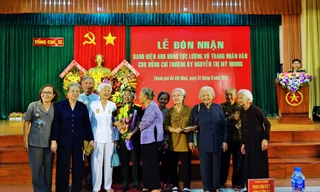 Nhiều đồng chí bạn bè tới chia vui cùng cô Tám Thảo