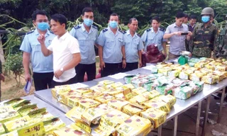 Số ma túy được các đối tượng ngụy trang rất tinh vi trong 5 pho tượng gỗ, có cài định vị nhưng không thể qua mắt Hải quan 