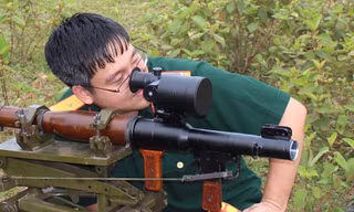 Trung tá Lê Duy Tuấn đang kiểm tra, hiệu chỉnh kính ngắm “2 trong 1” của súng chống tăng B41. Ảnh: PV