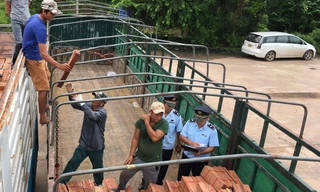 Nhiều quy định kiểm tra chuyên ngành tạo ra gánh nặng cho DN. Trong ảnh, cơ quan chức năng kiểm tra sản phẩm gỗ. Ảnh: Tuấn Nguyễn