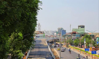 Cầu vượt tại nút giao An Dương - đường Thanh Niên - một dự án trọng điểm của Hà Nội cũng bị chậm 2 tháng vì bất cập trong cơ chế phối hợp