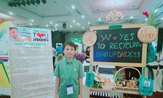 Nguyễn Hữu Hoàng bên những sản phẩm của mình tại cuộc thi Startup Wheel 2018. Ảnh: CTV