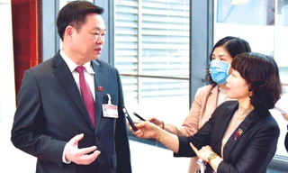 Bí thư Tỉnh ủy Bắc Kạn Hoàng Duy Chinh (bên trái) trả lời phỏng vấn báo chí