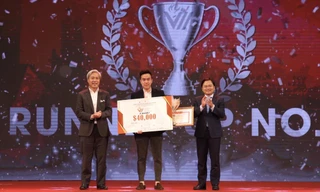  Anh Nguyễn Anh Tuấn, Bí thư thứ nhất T.Ư Đoàn, Chủ tịch T.Ư Hội LHTN Việt Nam (ngoài cùng, bên phải) trao giải cho đội á quân 1 Med247. ẢNH: LÂM ĐĂNG HẢI