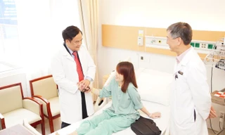 GS Bùi Đức Phú thăm hỏi bệnh nhân sau phẫu thuật