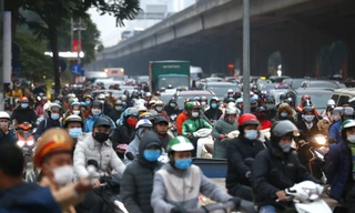 Bị rào, quây đường thi công, dân chen chúc trên đường Khuất Duy Tiến (chụp ngày 23/12). Ảnh: Như ý