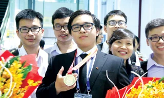 Phạm Đức Anh với tấm huy chương Vàng Olympic Hóa học quốc tế năm 2017