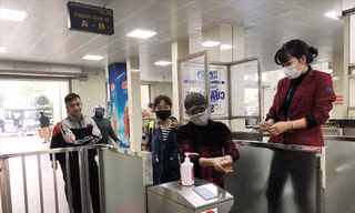 Hành khách được rửa tay sát khuẩn và phát khẩu trang miễn phí khi qua cửa soát vé tại bến Giáp Bát. Ảnh: T.Đảng
