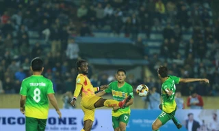 Cần Thơ (trái) chỉ còn một cửa thắng mới tránh được suất xuống hạng trực tiếp. |Ảnh: VSI