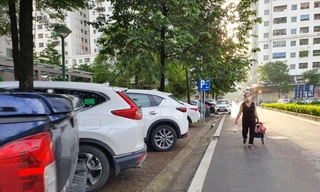 Một vỉa hè đậu chật kín ô tô tại khu vực Tây Nam Linh Đàm