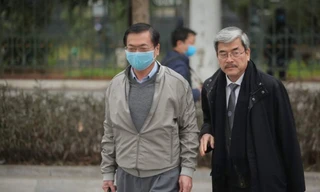 Cựu Bộ trưởng Vũ Huy Hoàng (bìa trái) và luật sư của mình tới tòa sáng nay 7/1