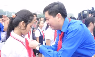 Anh Nguyễn Long Hải, nguyên Bí thư T.Ư Đoàn, nguyên Chủ tịch Hội đồng Đội T.Ư gắn Huy hiệu cháu ngoan Bác Hồ toàn quốc cho đại biểu dự Đại hội lần thứ VIII 