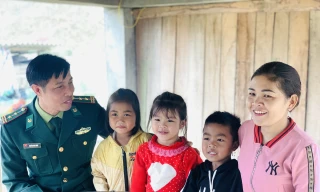 Trung tá Nguyễn Văn Thiên - cán bộ Biên phòng Bản Giàng cùng nữ trưởng bản Hồ Kiên là người có đóng góp lớn trong việc thay đổi những hủ tục của người Chứt